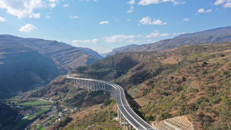 特大喜讯！华丽高速营盘山隧道左洞今天贯通！