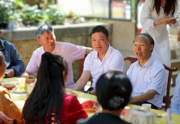 白庚胜到玉龙文笔东巴文化书院调研