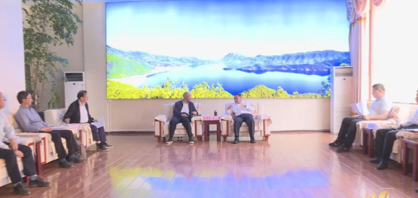 宁蒗县委书记张伟与云南英茂集团总裁李锦泉会谈