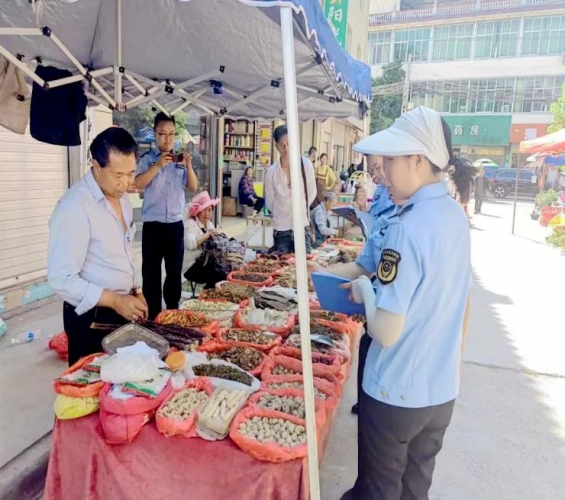 永胜三川市场监管所四举措落实中药材市场专项整治