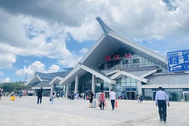 丽江至西双版纳列车上座率达95%！日均发送550人左右