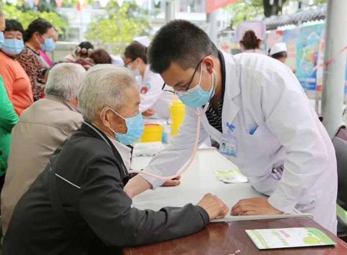 古城区开展老年健康宣传周活动