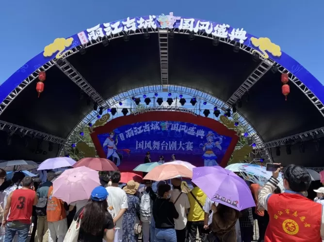 沿着丽江古城的石板路  沉浸式互动推开诗意国风之门