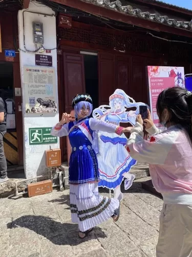 沿着丽江古城的石板路  沉浸式互动推开诗意国风之门