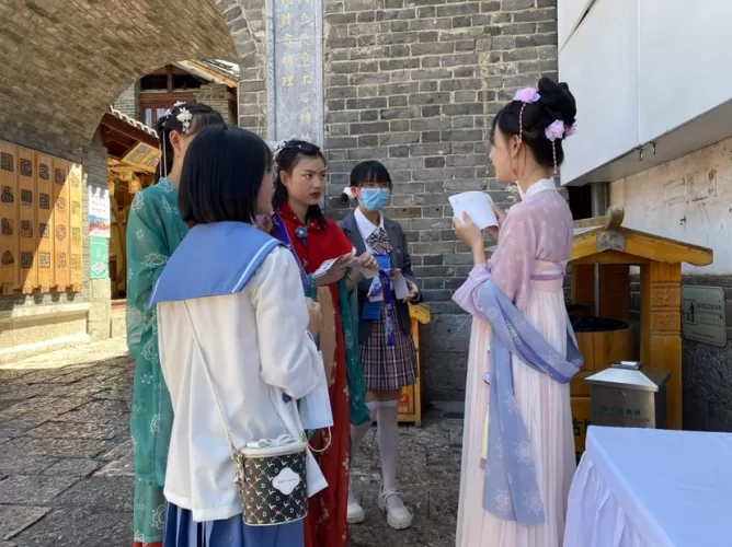 沿着丽江古城的石板路  沉浸式互动推开诗意国风之门