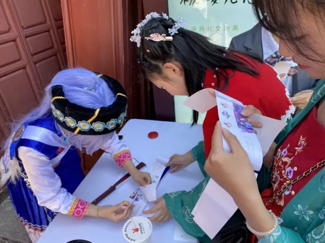 沿着丽江古城的石板路  沉浸式互动推开诗意国风之门