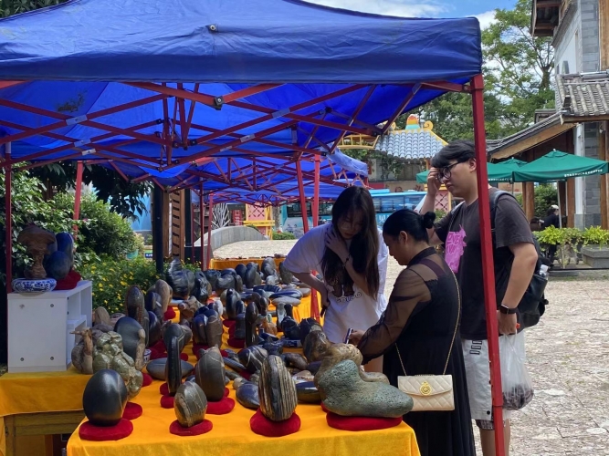 大开眼界！第二届丽江古城杯奇石展开展 (2).jpg