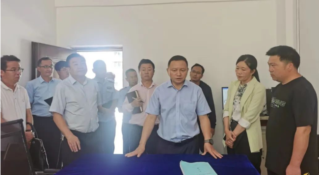 张伟到宁蒗县大兴、紫玛街道调研社区疫情防控、综合治理等工作