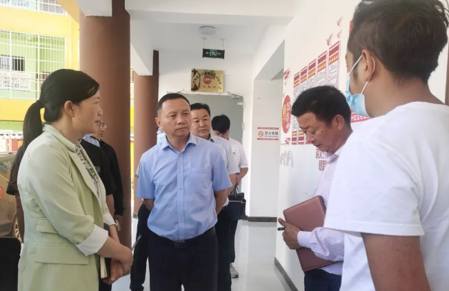 张伟到宁蒗县大兴、紫玛街道调研社区疫情防控、综合治理等工作