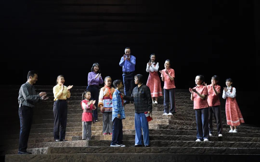 《人民日报海外版》关注！云南省优秀剧目《桂梅老师》进京演出  8月19日  《人民日报海外版》刊文  《让梦  ...