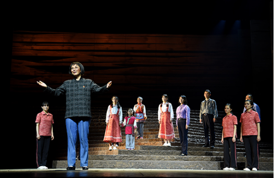 《人民日报海外版》关注！云南省优秀剧目《桂梅老师》进京演出  8月19日  《人民日报海外版》刊文  《让梦  ...