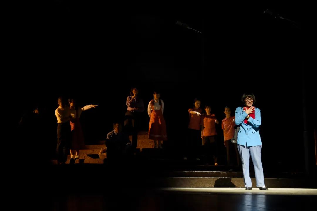 《人民日报海外版》关注！云南省优秀剧目《桂梅老师》进京演出  8月19日  《人民日报海外版》刊文  《让梦  ...