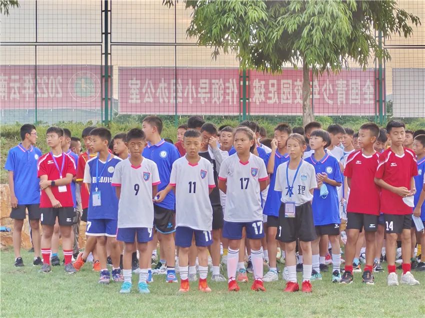 丽江足球小将捧得两座冠军奖杯