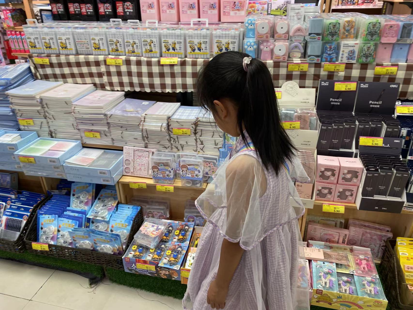 流沙笔袋、减压本、风扇笔、创意橡皮擦……文具玩具化  丽江家长们也很头疼 (1).jpg