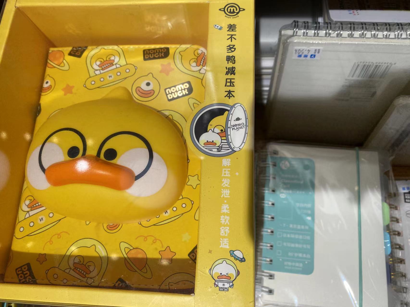 流沙笔袋、减压本、风扇笔、创意橡皮擦……文具玩具化  丽江家长们也很头疼 (2).jpg