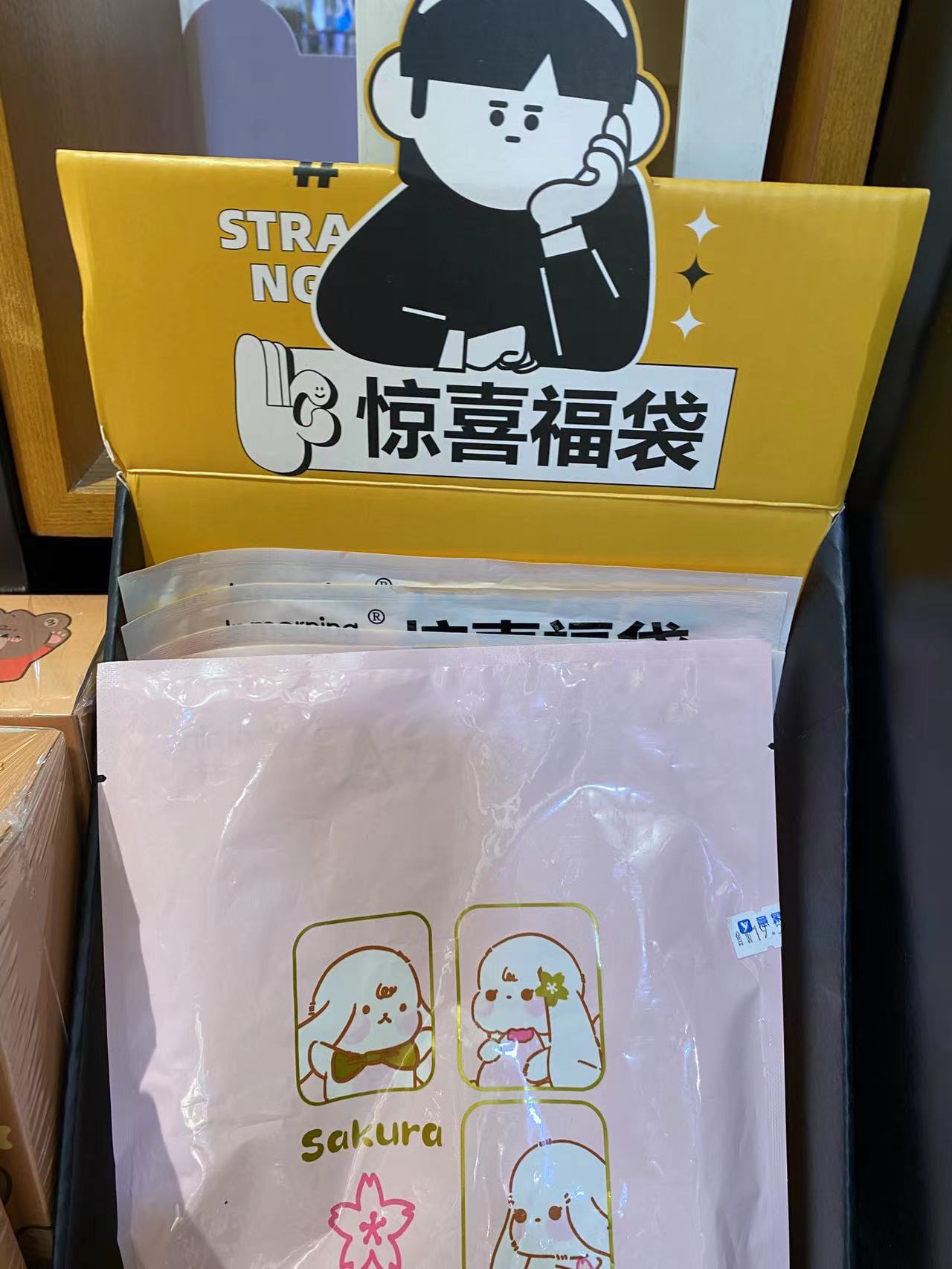 流沙笔袋、减压本、风扇笔、创意橡皮擦……文具玩具化  丽江家长们也很头疼 (4).jpg