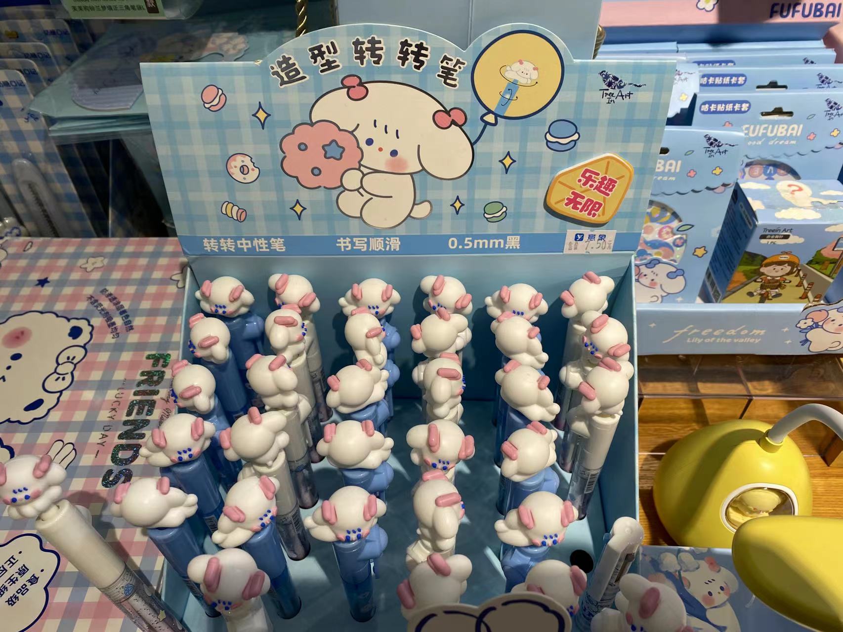 流沙笔袋、减压本、风扇笔、创意橡皮擦……文具玩具化  丽江家长们也很头疼 (5).jpg