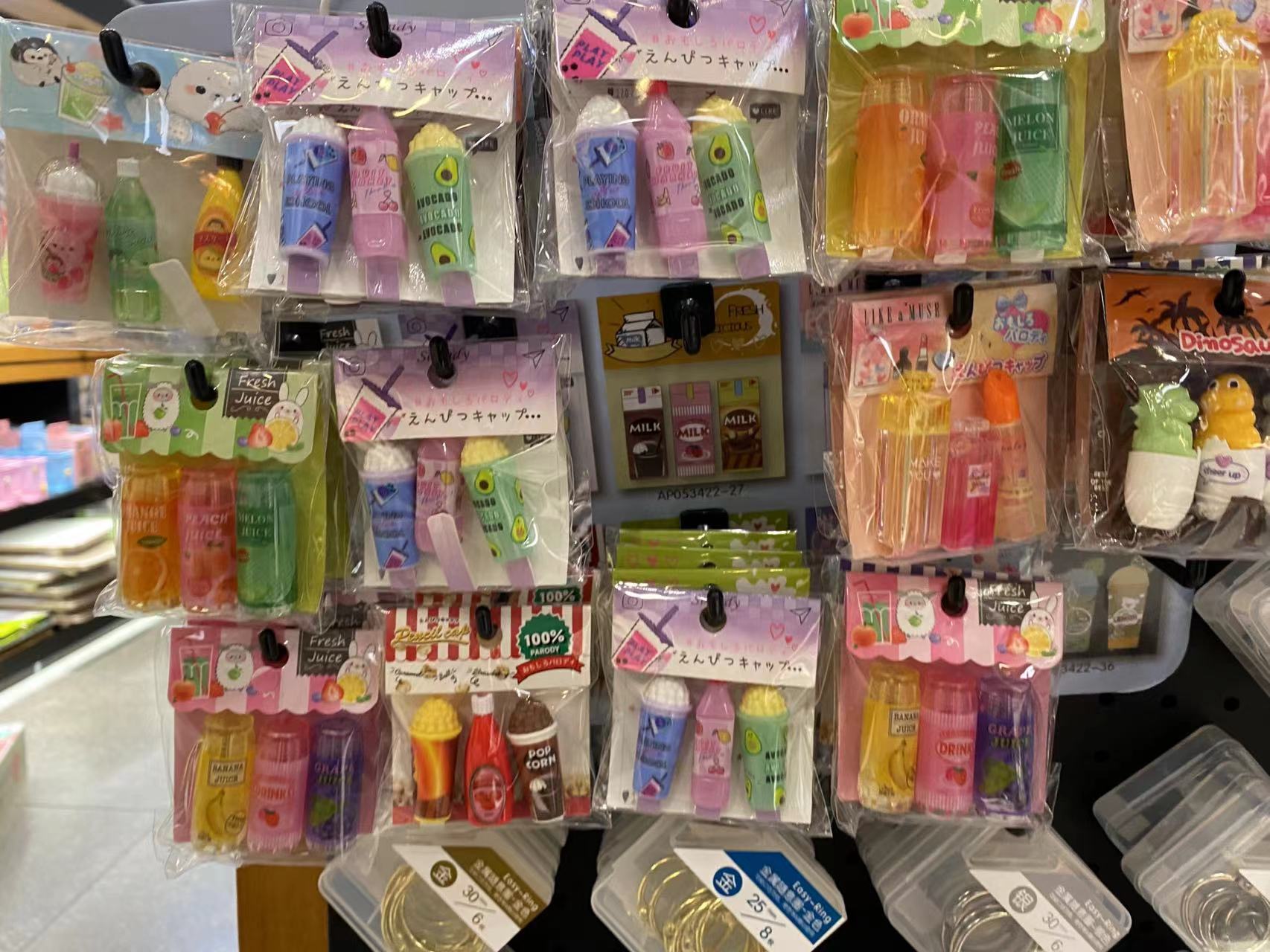 流沙笔袋、减压本、风扇笔、创意橡皮擦……文具玩具化  丽江家长们也很头疼 (7).jpg