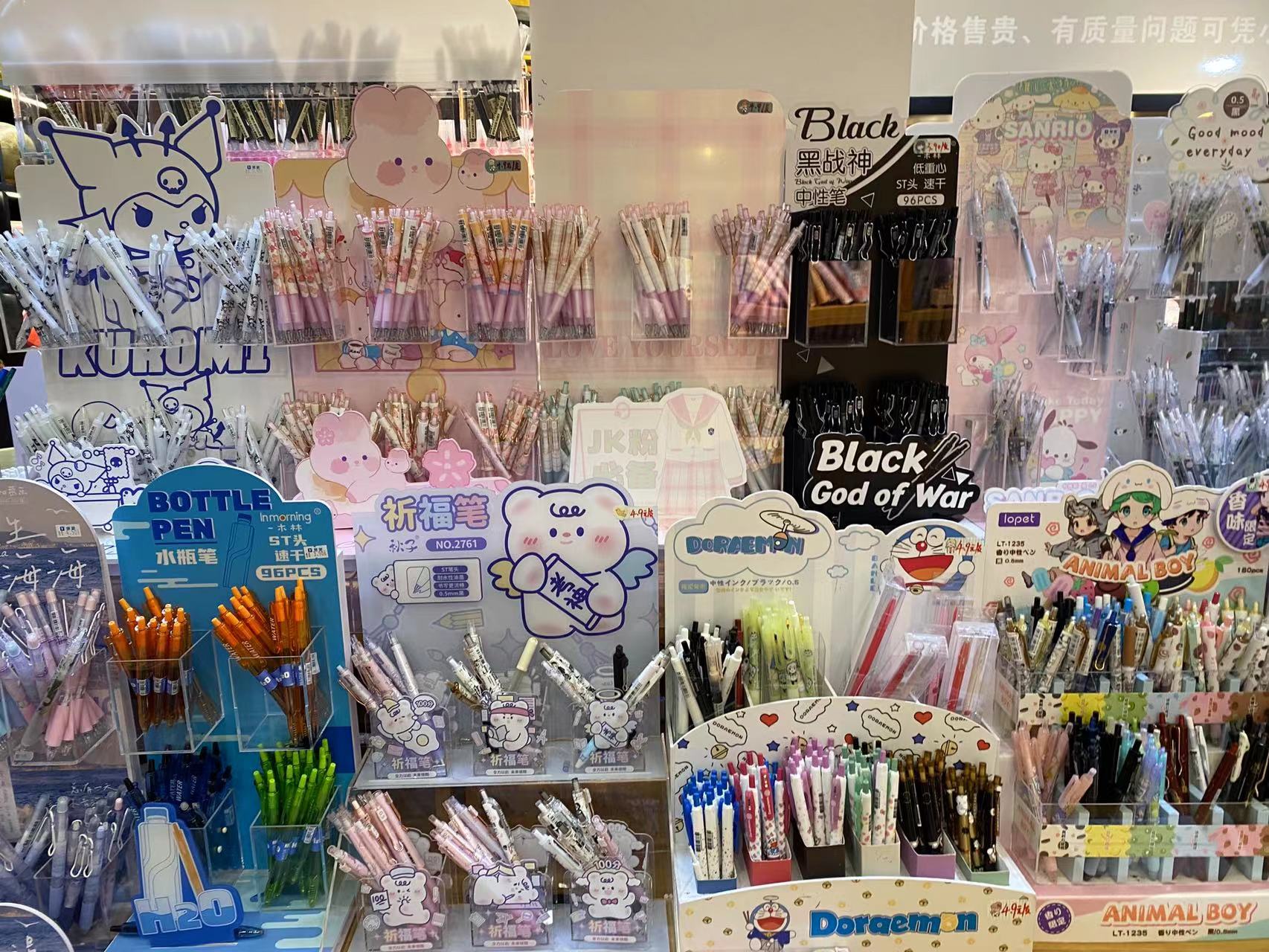 流沙笔袋、减压本、风扇笔、创意橡皮擦……文具玩具化  丽江家长们也很头疼 (8).jpg