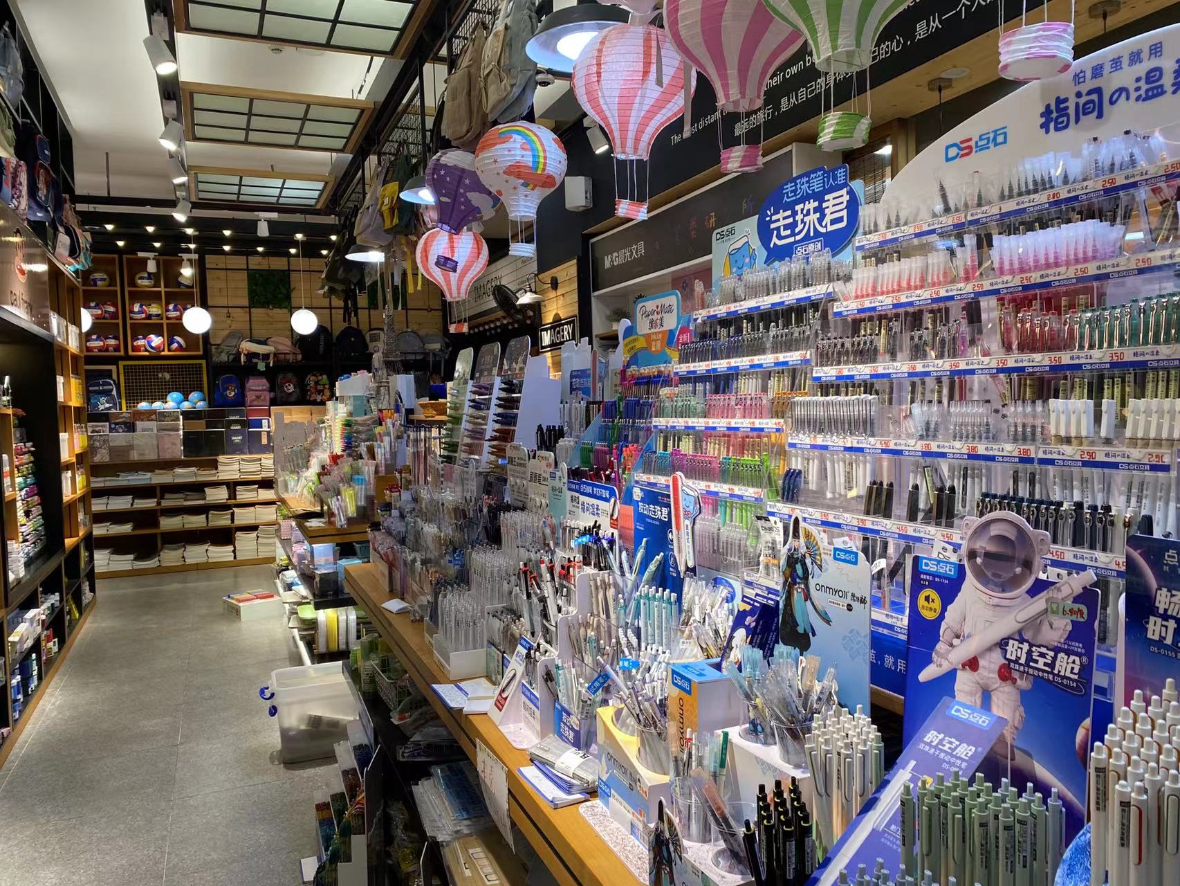 流沙笔袋、减压本、风扇笔、创意橡皮擦……文具玩具化  丽江家长们也很头疼 (9).jpg