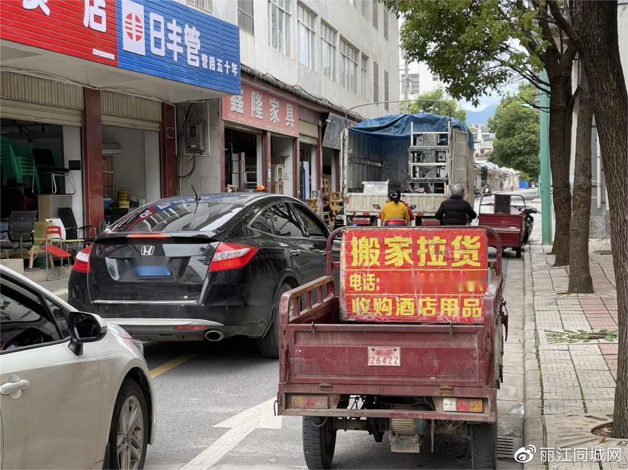 丽江金甲路和裕安路违停堵车严重？1.jpg