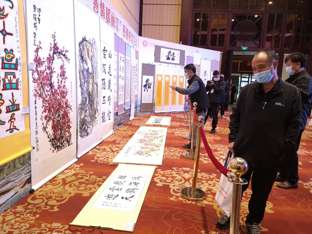 69件拍品拍出94800元！一起围观丽江这场慈善拍卖 (2).jpg