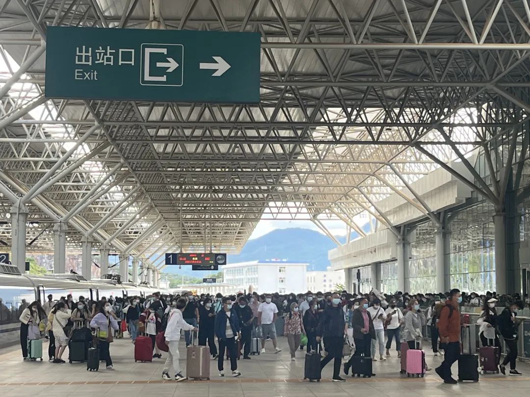 中秋小长假 丽江站预计发送旅客1.5万人次.jpg