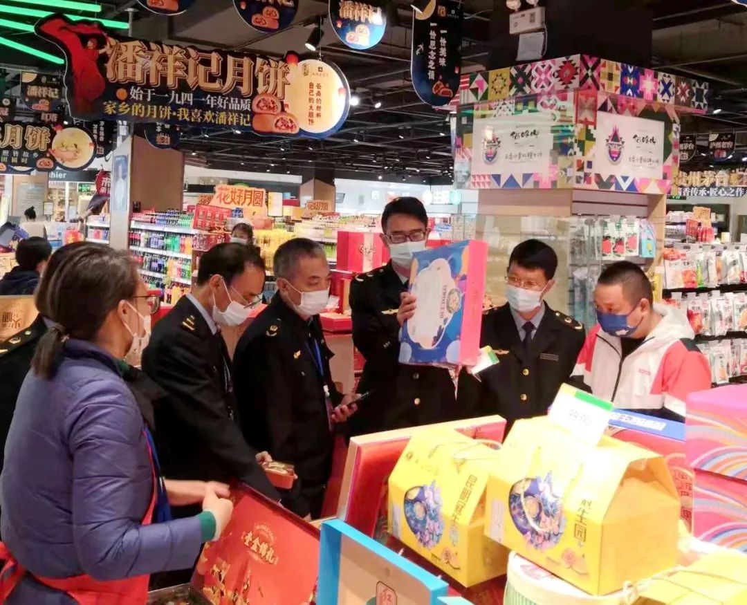 积极营造安全放心的消费环境 他们全力守护节日市场安全.jpg