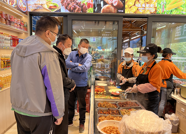 玉龙雪山景区多部门联合开展“十一”国庆节前综合大检查