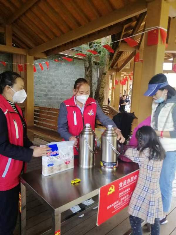 处理失物招领27起  出动志愿服务人员50多人次， 国庆期间玉龙雪山景区好人好事连连！