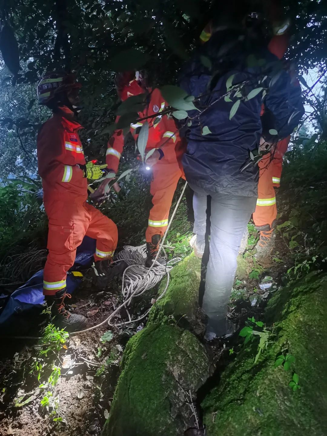 男子跌落山洞被困29个小时 消防救援人员及时赶到成功救援