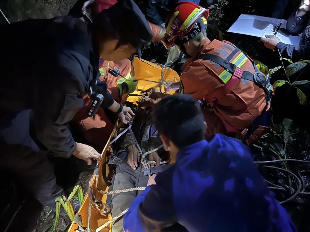 男子跌落山洞被困29个小时 消防救援人员及时赶到成功救援