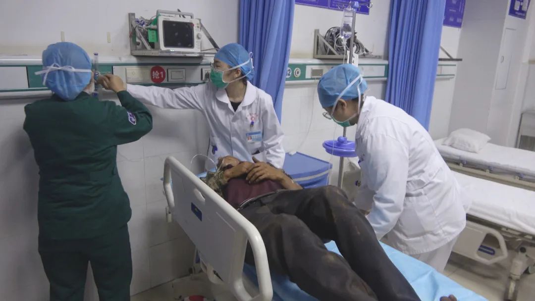 男子跌落山洞被困29个小时 消防救援人员及时赶到成功救援