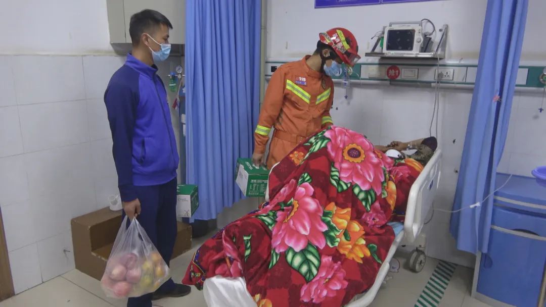 男子跌落山洞被困29个小时 消防救援人员及时赶到成功救援