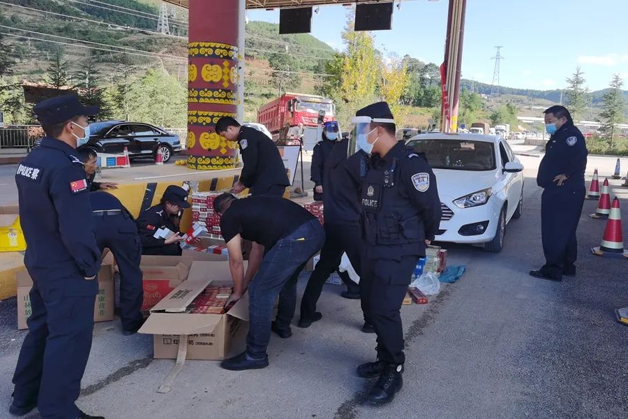 宁蒗公安检查站查获红塔山、云烟等各类品牌卷烟311条 (2).jpg