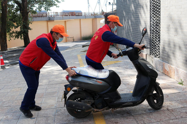 丽江“蓝朋友”投身创文，扮靓古城