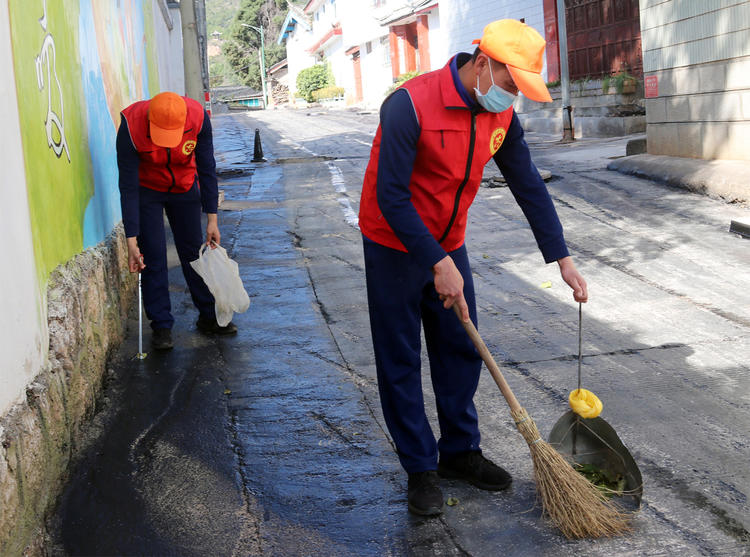 丽江“蓝朋友”投身创文，扮靓古城
