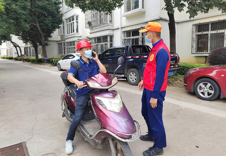 丽江“蓝朋友”投身创文，扮靓古城