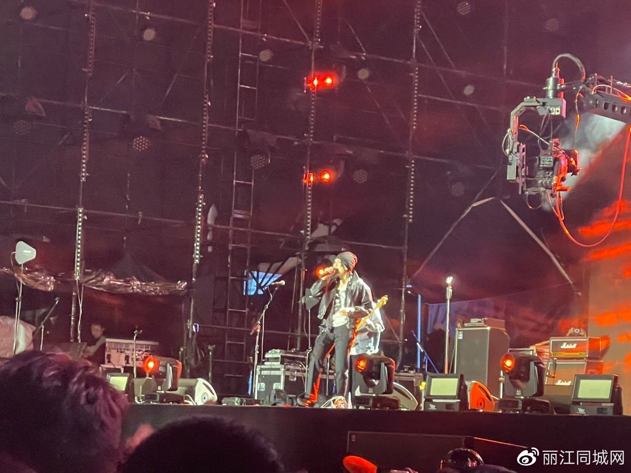 许巍唱响丽江雪山音乐节，朋友圈都在发《曾经的你》 (2).jpg