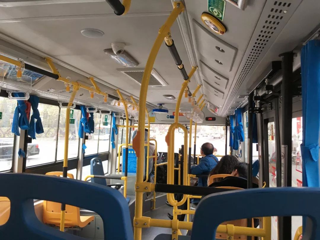 公交车上全是水渍、上班早高峰司机下车买早点……市民热议 丽江公交车你怎么看？ (7).jpg