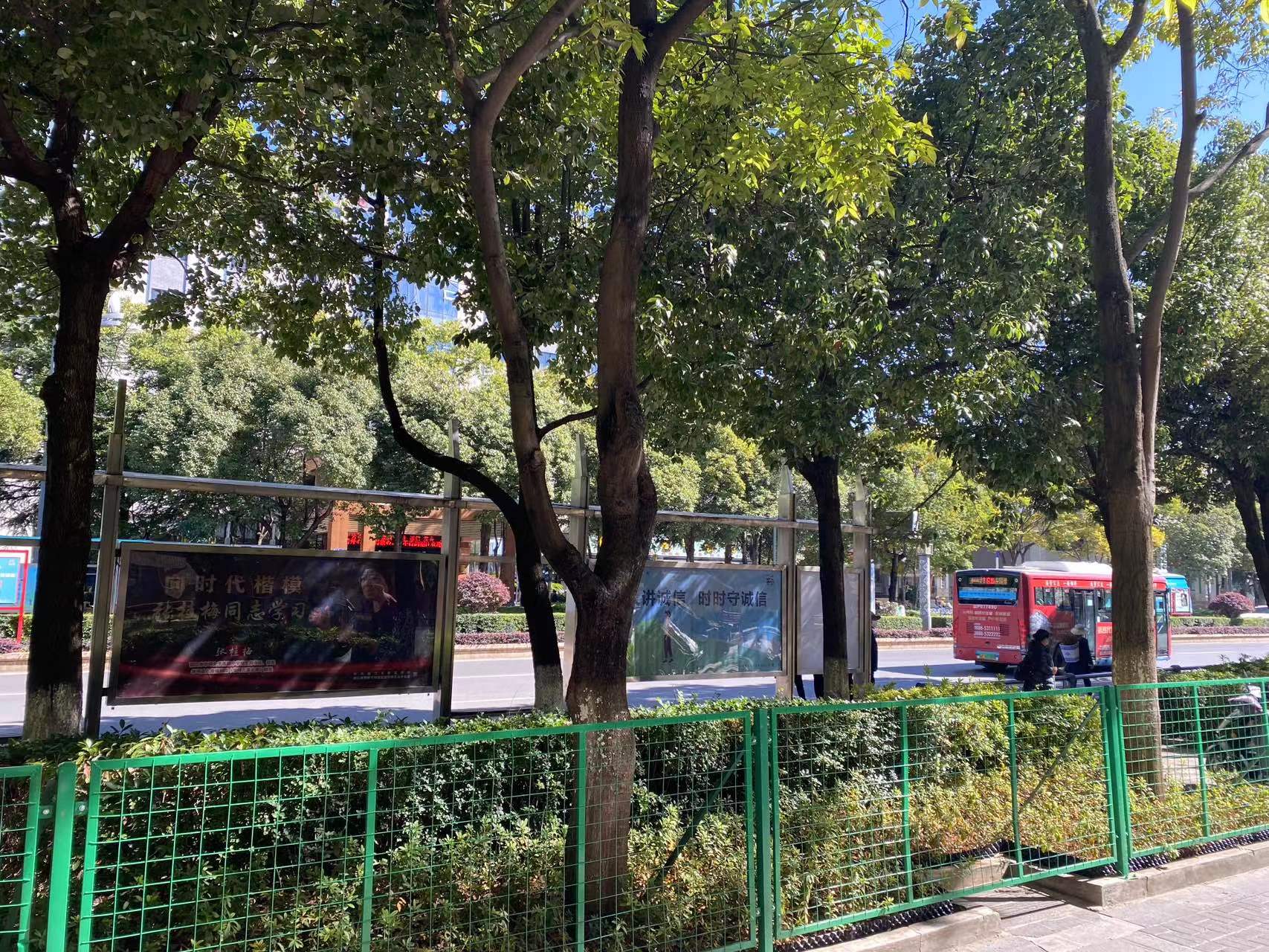 公交车上全是水渍、上班早高峰司机下车买早点……市民热议 丽江公交车你怎么看？ (1).jpg