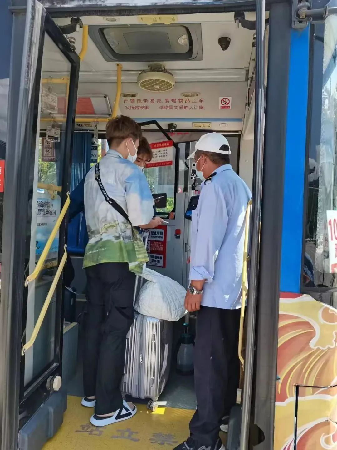 公交车上全是水渍、上班早高峰司机下车买早点……市民热议 丽江公交车你怎么看？ (5).jpg