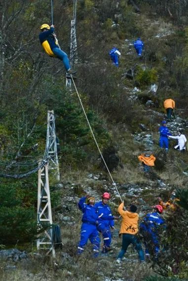 丽江市运营架空索道应急救援联合演练在玉龙雪山冰川公园进行.jpg