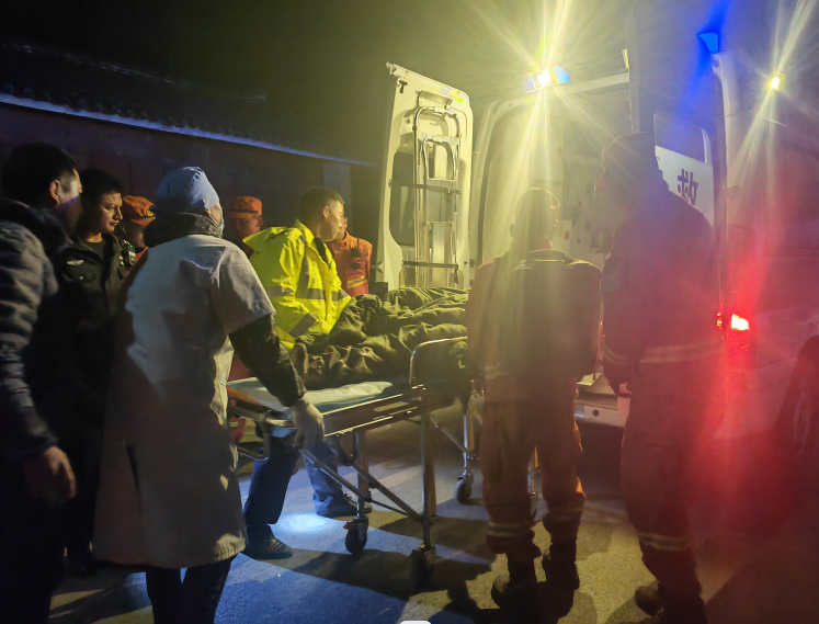 丽江森林消防员执行任务途中遇交通事故紧急救助 (4).png