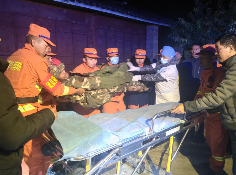 丽江森林消防员执行任务途中遇交通事故紧急救助 (1).png