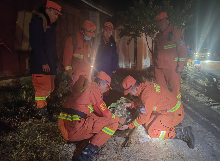 丽江森林消防员执行任务途中遇交通事故紧急救助 (2).png