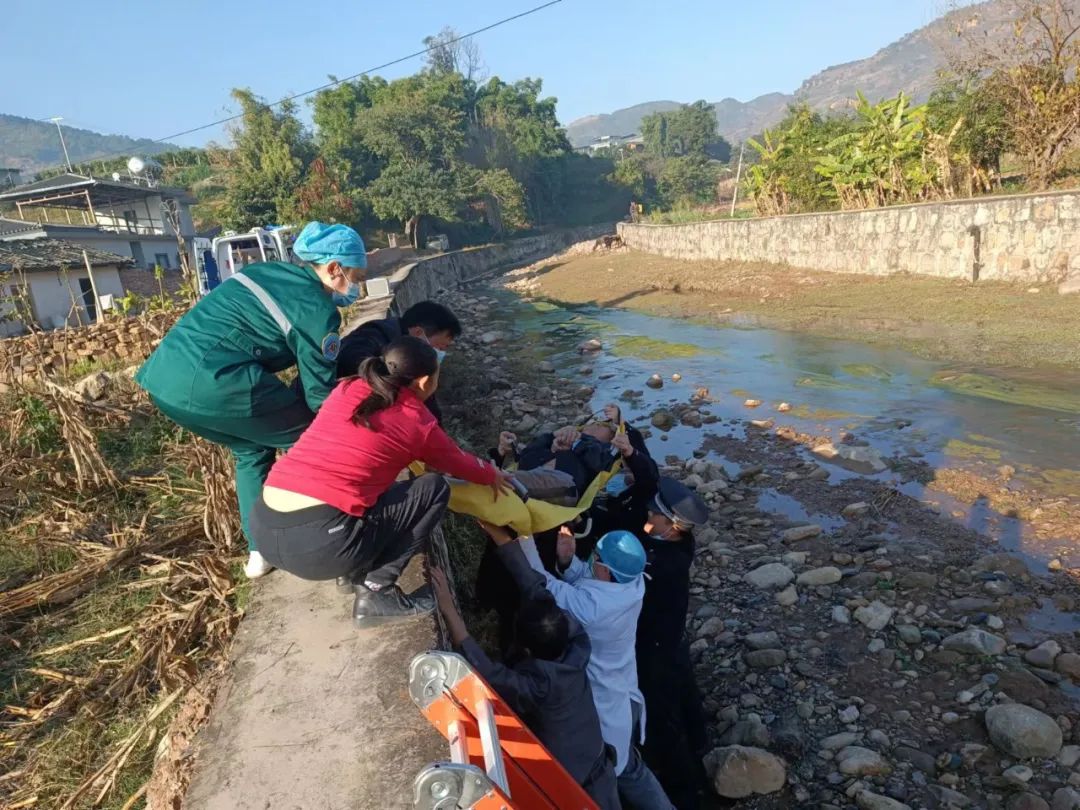 七旬老人意外摔伤 民警及时救助