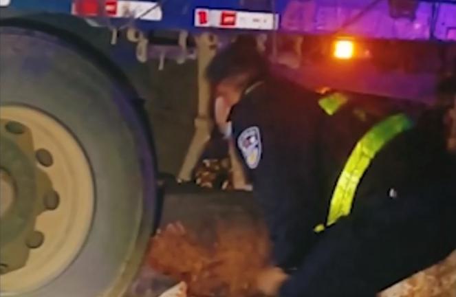 紧急！深夜挂车“后溜”被困  后轮已经悬在路边.png