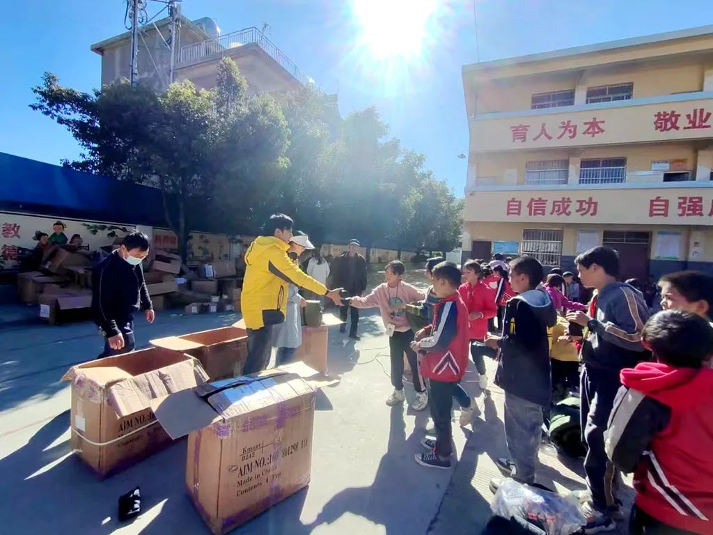 “爱在蓝天下” 冬日捐赠暖人心2.jpg