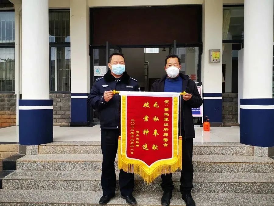 遇到车辆随意停放  他一气之下砸了车窗